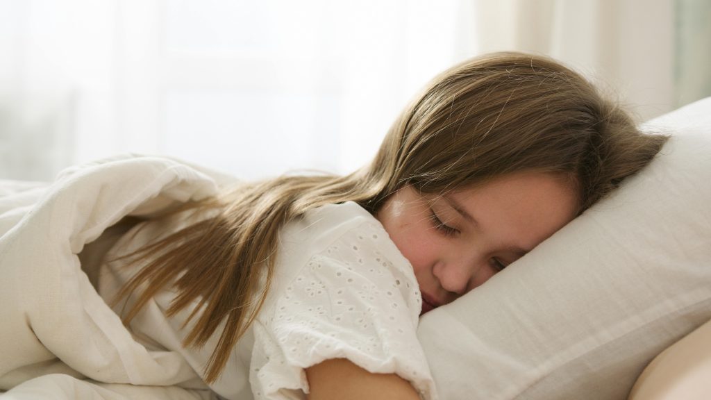 Pourquoi favorisé un sommeil de qualité chez les enfants? C’est pendant le sommeil que l’hormone de croissance est sécrétée. Un manque de sommeil peut entrainer une baisse de production de cette hormone.